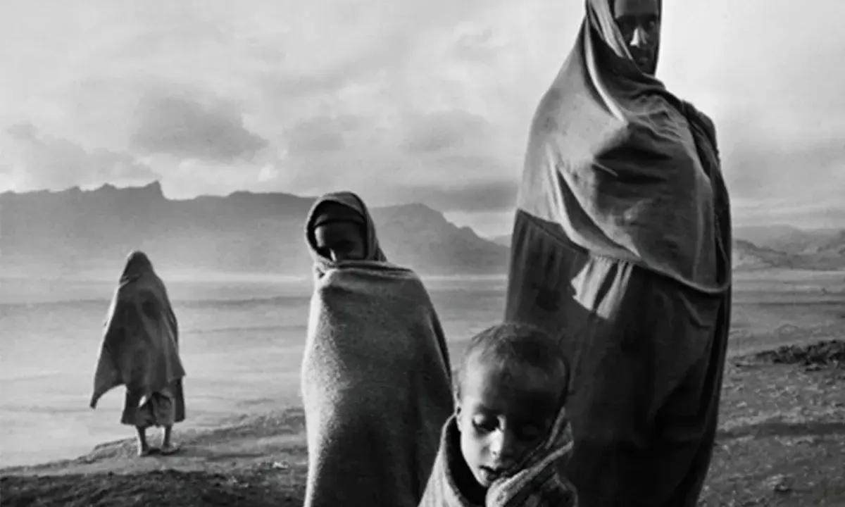 Retrato de familia en blanco y negro, un ejemplo de los géneros fotográficos que capturan la esencia humana y la dureza de la vida.