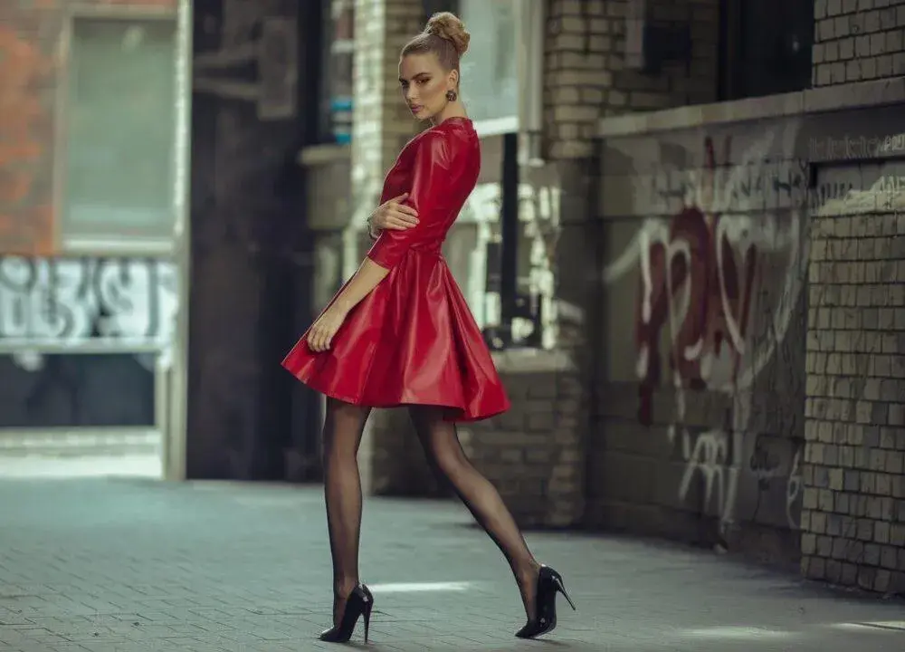 Jaki kolor rajstop do bordowej sukienki, aby wyglądać elegancko?