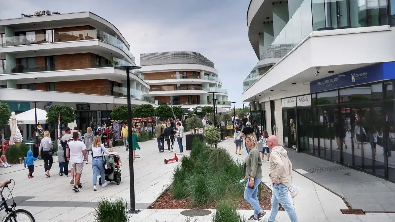 Spacerowicze cieszą się nowoczesną architekturą i sklepami na promenadzie w Świnoujściu. Atrakcje dla każdego!