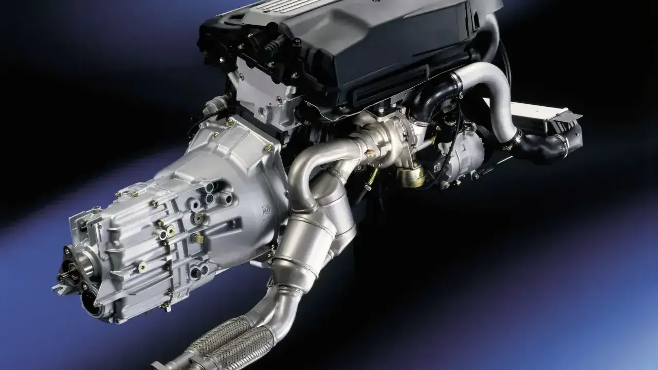 Silnik BMW M57 z turbosprężarką i skrzynią biegów, gotowy do montażu.
