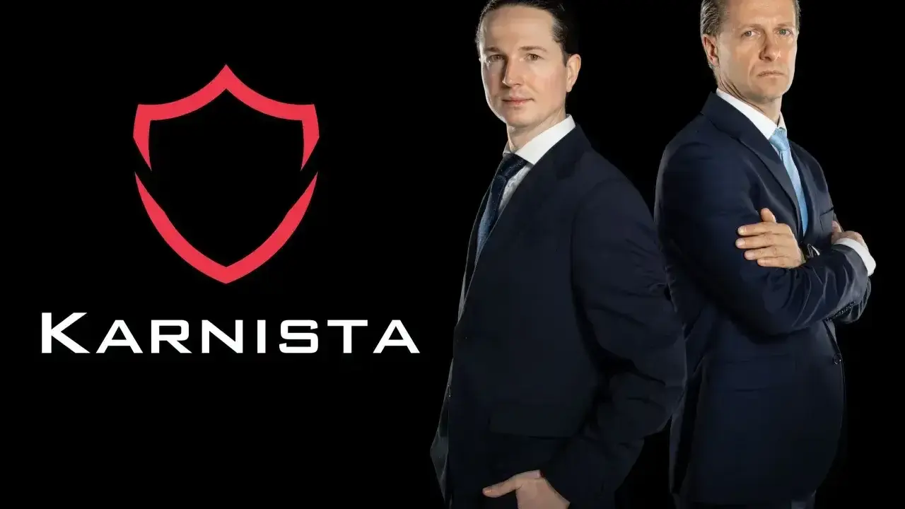 Dwaj mężczyźni w garniturach stoją obok logo "KARNISTA" na czarnym tle.