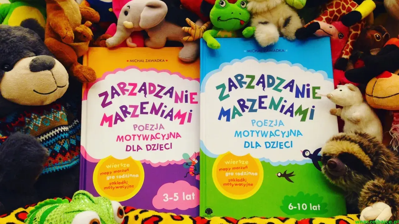 Pluszaki otaczają książki "Zarządzanie marzeniami" Michała Zawadki, które zawierają czesław janczarski wiersze dla dzieci.