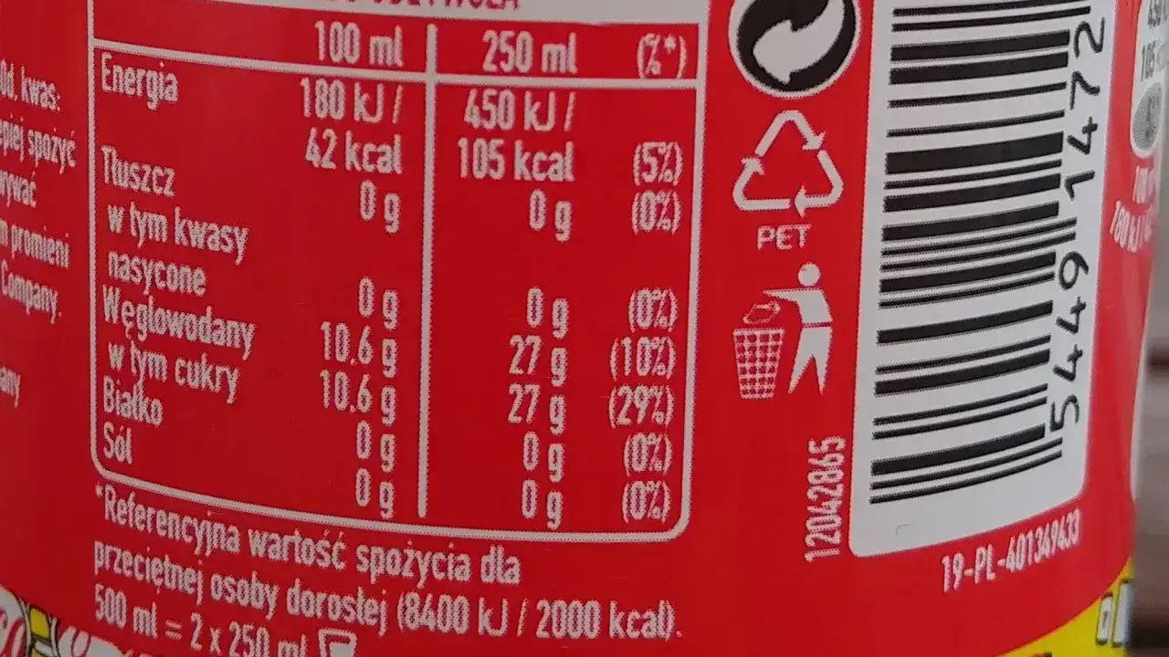 Etykieta napoju z informacją o wartościach odżywczych. Cola zero kalorie, bez cukru, idealna dla dbających o linię.