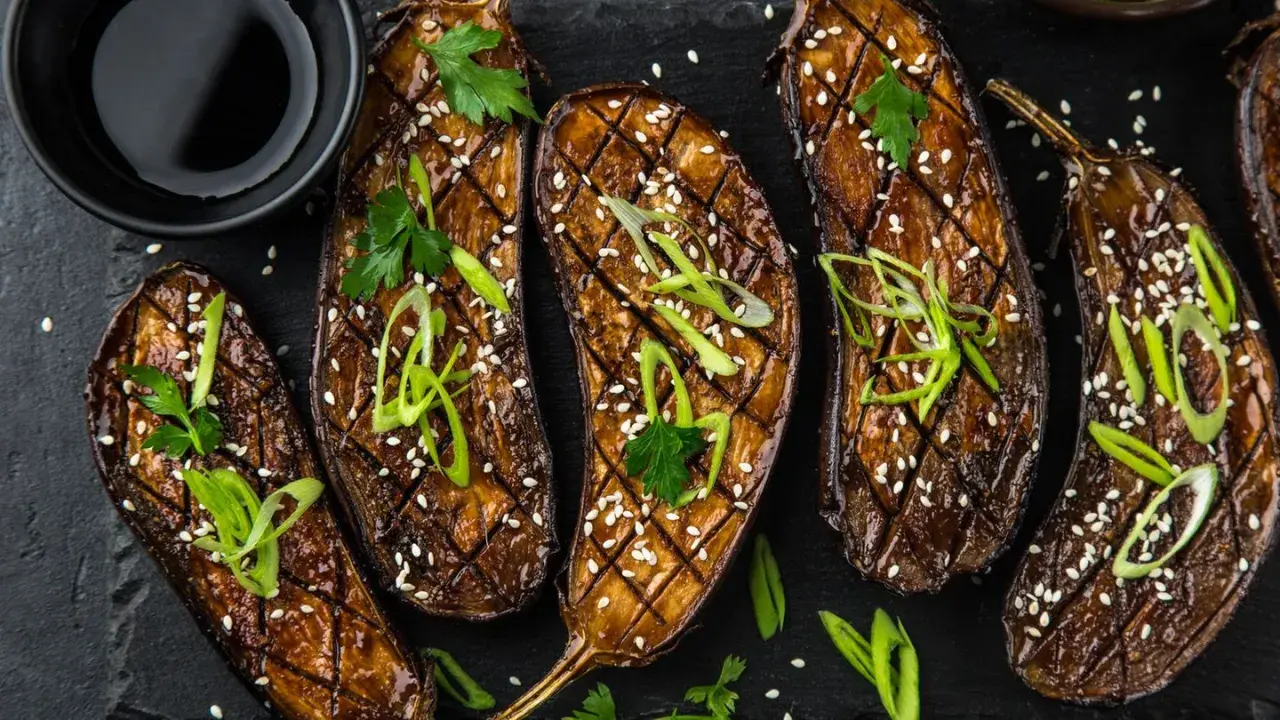 Glasierte Auberginen, gegrillt und mit Sesam bestreut – tolle Grillen Ideen für ein asiatisches Menü.