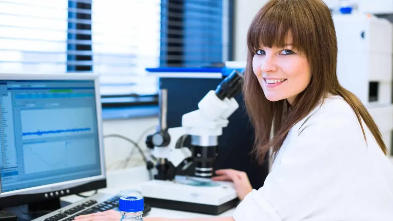 Médico Investigador: La carrera que une clínica y ciencia. ¿Es para ti?