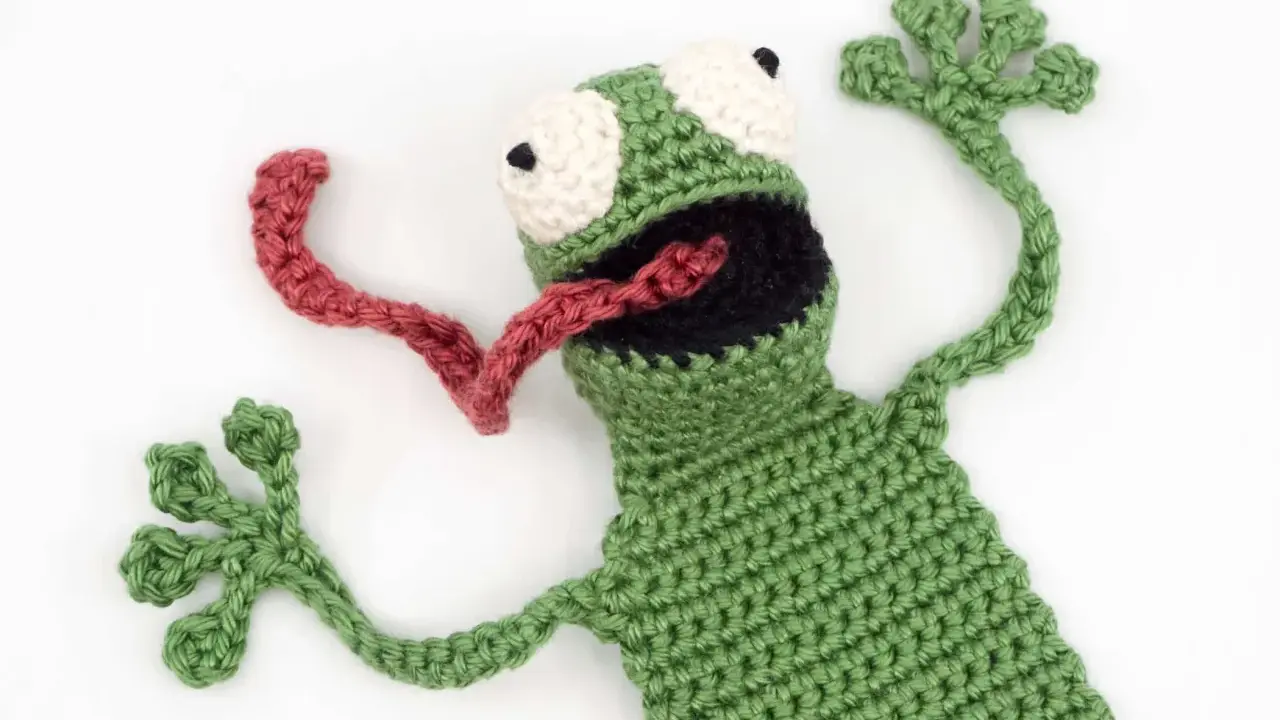 Rana de crochet con lengua roja y ojos saltones. ¡Un patrón gratis para tejer esta simpática rana!