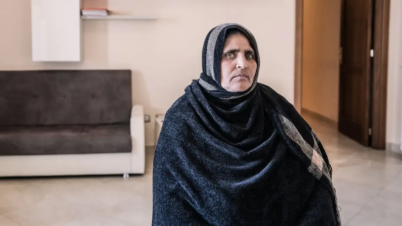 Ritratto di una donna afgana, forse la madre della famosa ragazza afgana immortalata da Steve McCurry.