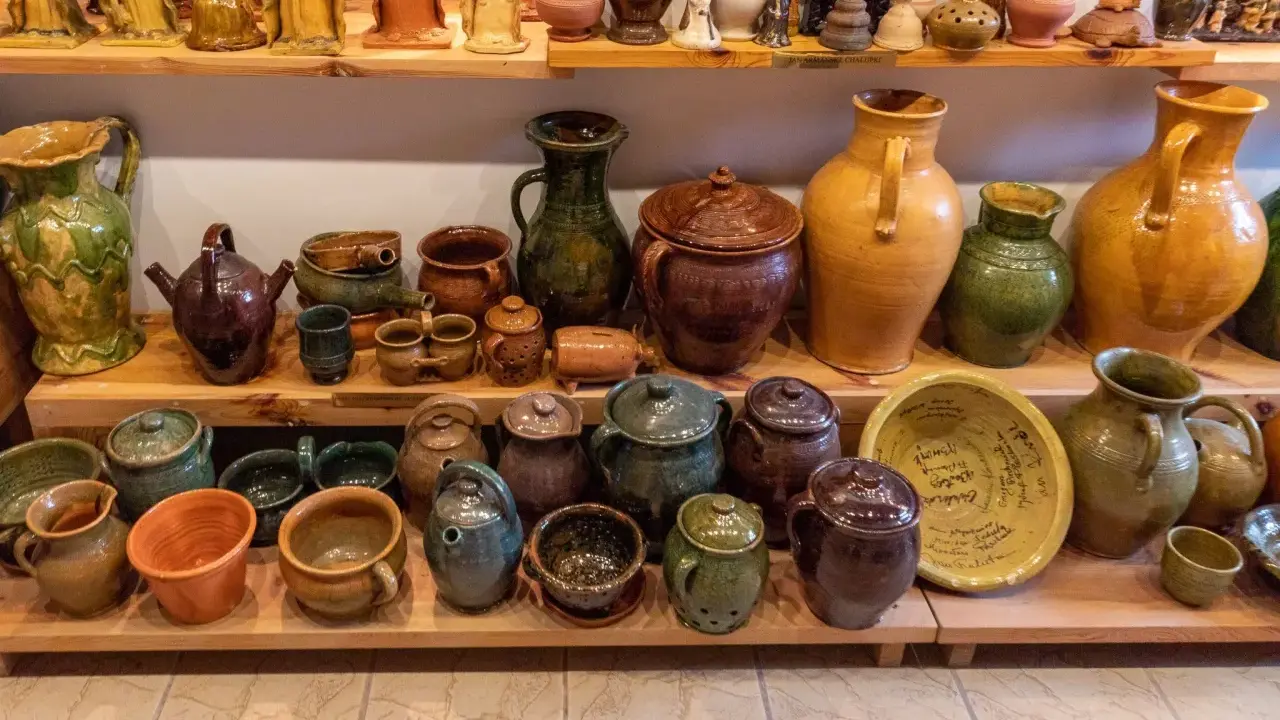 W muzeum garncarstwa podziwiać można bogactwo glinianych naczyń: dzbanki, wazy, garnki i ozdobne figurki.