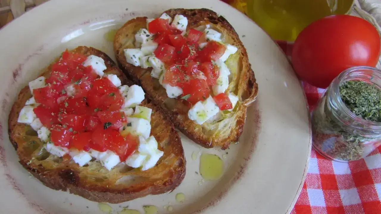Pyszna bruschetta z pomidorami i mozzarellą, idealna na szybką przekąskę. Oto prosty przepis!
