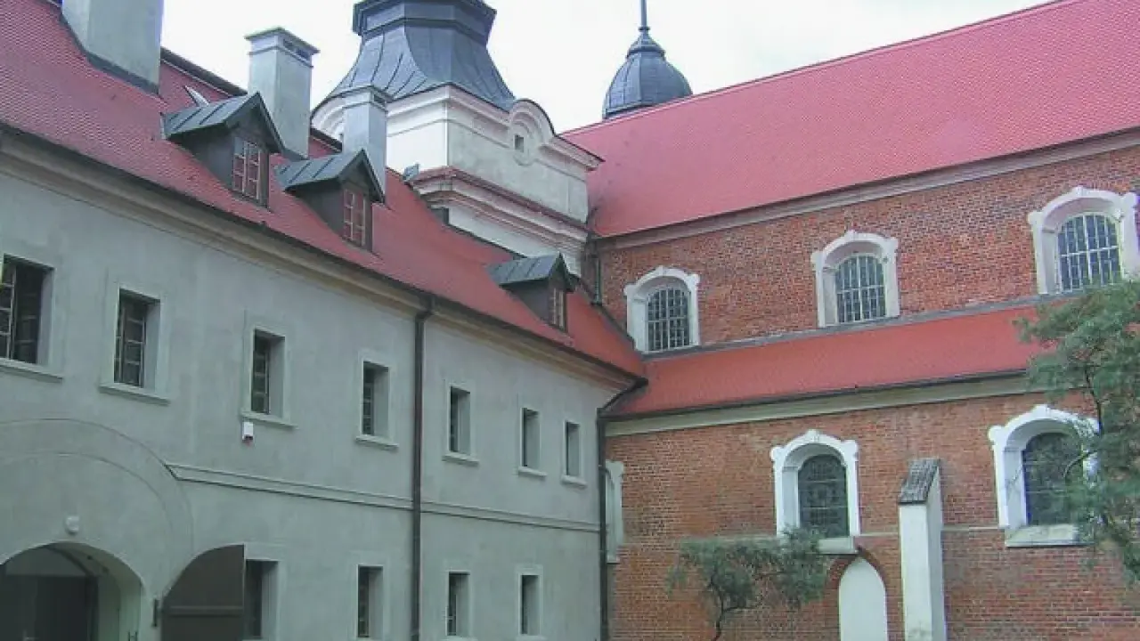 Spokojny pobyt w klasztorze dla świeckich. Architektura z czerwonej cegły i jasnego tynku, czerwone dachy, kopuły i okna.