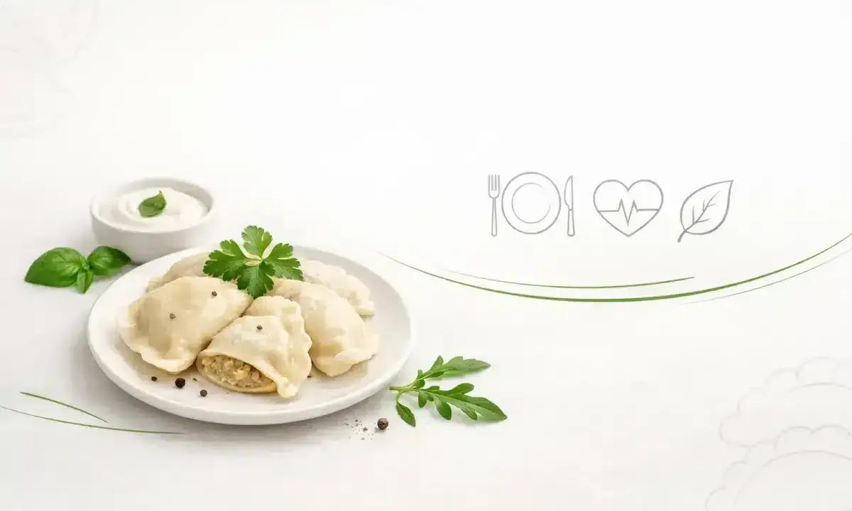 Pyszne pierogi ruskie na talerzu, z miseczką śmietany i ziołami. Zastanawiasz się nad pierogi ruskie kcal?