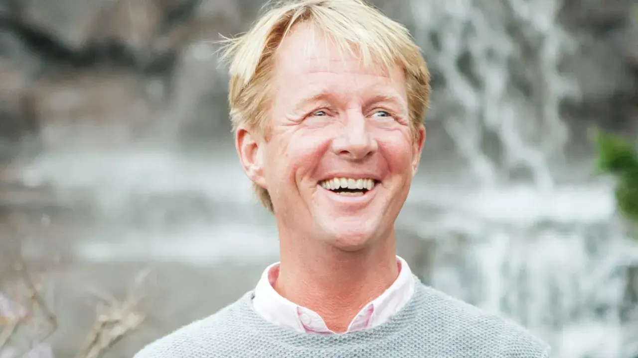 Glad man med blont hår och ljus tröja, skrattar hjärtligt. En natthiko Lindeblad i sin bästa stund.