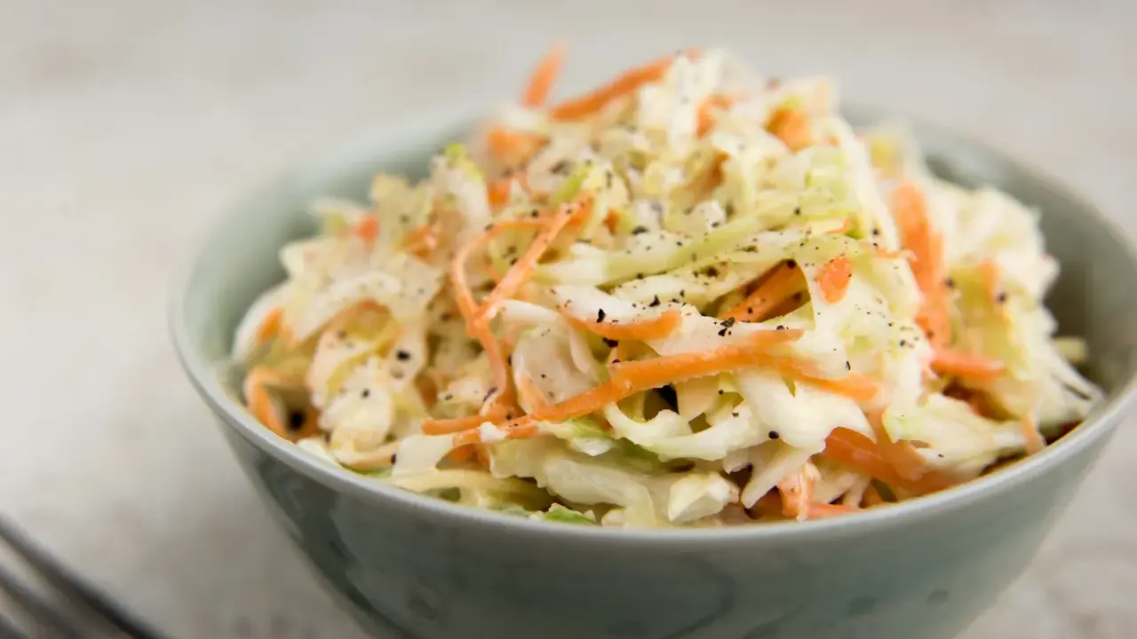 Krämig coleslaw med strimlad vitkål och morot, perfekt till grillat. Ett enkelt coleslaw recept för alla tillfällen.