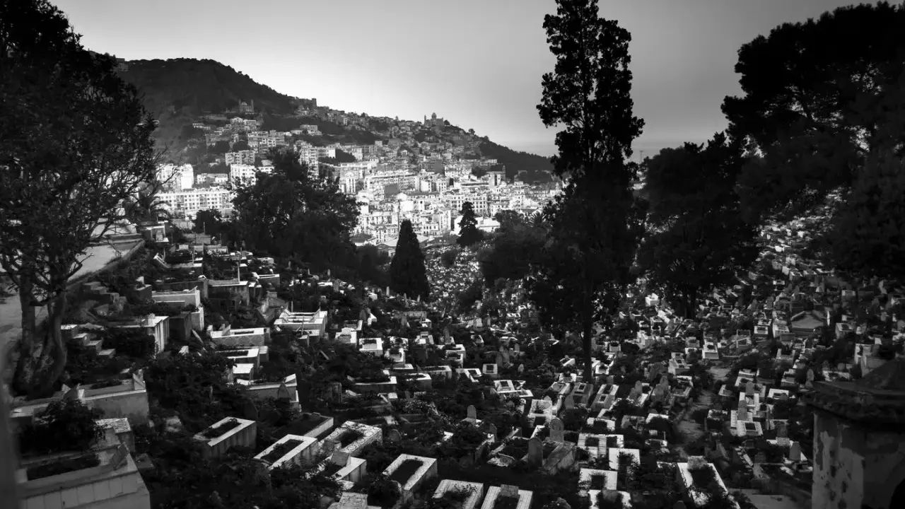 Vue d'un cimetière en pente, avec la ville d'Alger en arrière-plan. L'expression de Bab El Oued se lit dans cette vue mélancolique.