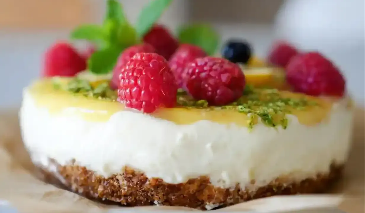 En läcker glutenfri cheesecake med hallon och citronskal.