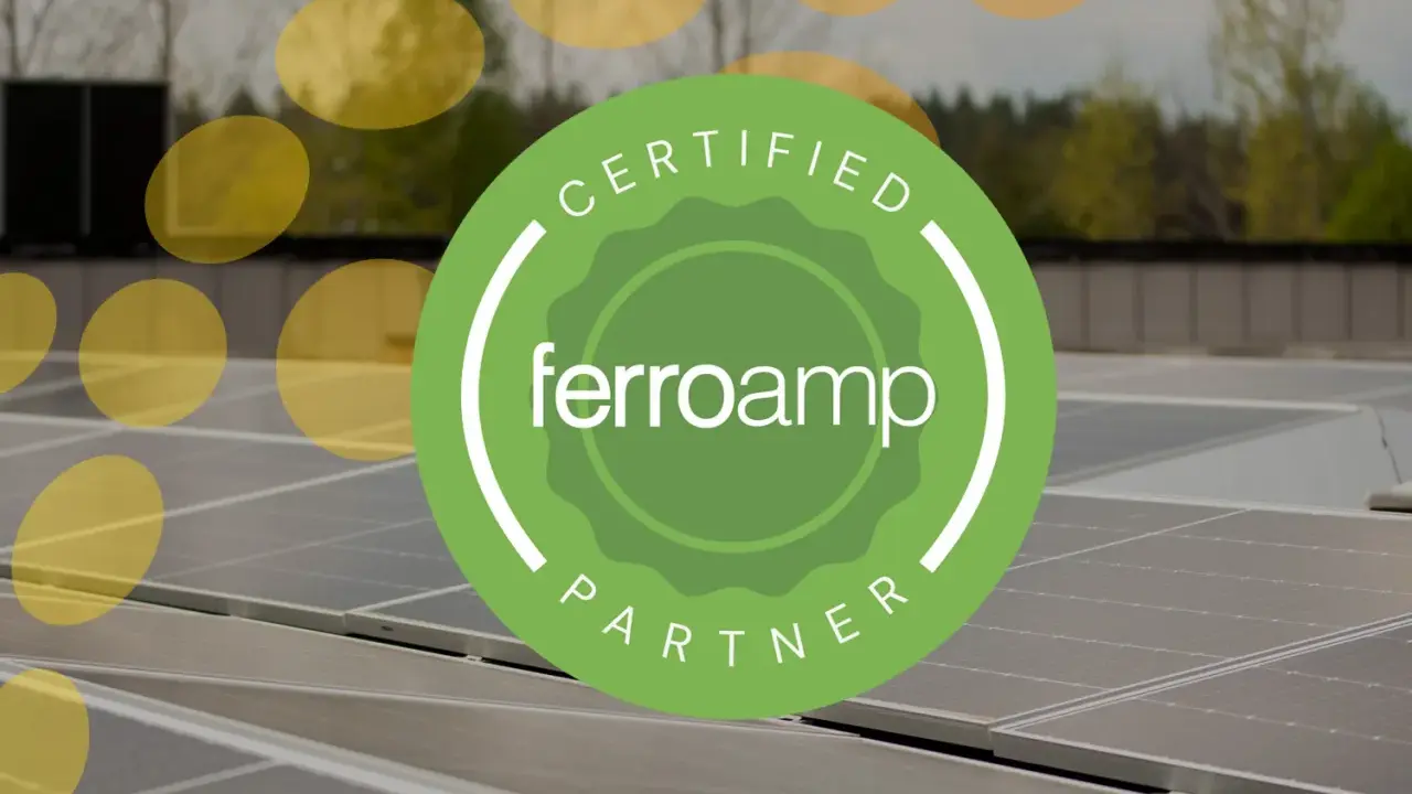 Grön cirkel med texten "Certified Ferroamp Partner" över solpaneler. En symbol för en pålitlig ferroamp återförsäljare.