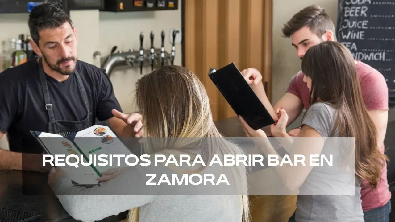 Un camarero muestra un menú a clientes. Quizás planean abrir un bar en Zamora, como si tuvieran el carnet A.