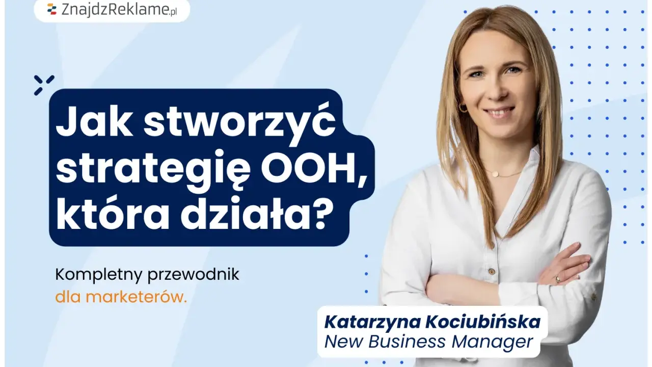 Kobieta prezentuje przewodnik "Jak stworzyć strategię OOH, która działa?". Reklama ooh dla marketerów.