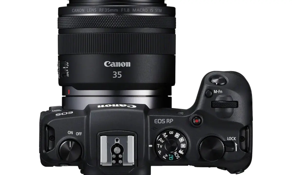 Czarny aparat Canon EOS RP z obiektywem 35mm F1.8. Idealny do testów i kreatywnych ujęć.