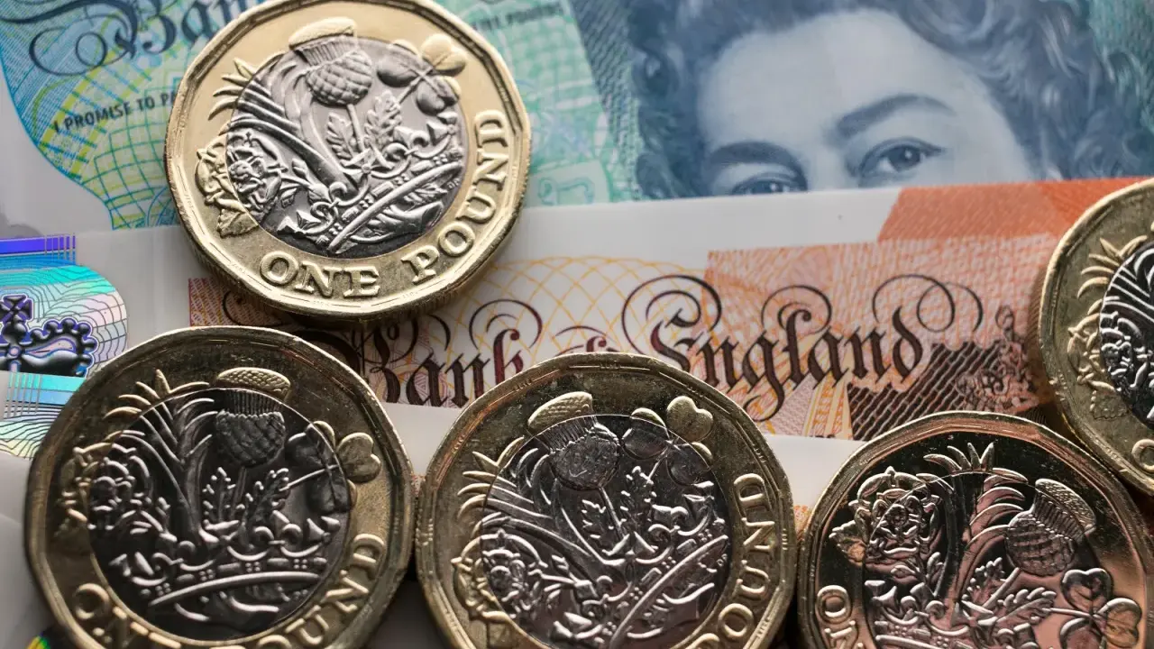 Monety funtów brytyjskich na banknotach. Czy to wystarczy na godne życie przy minimalnej krajowej w UK?