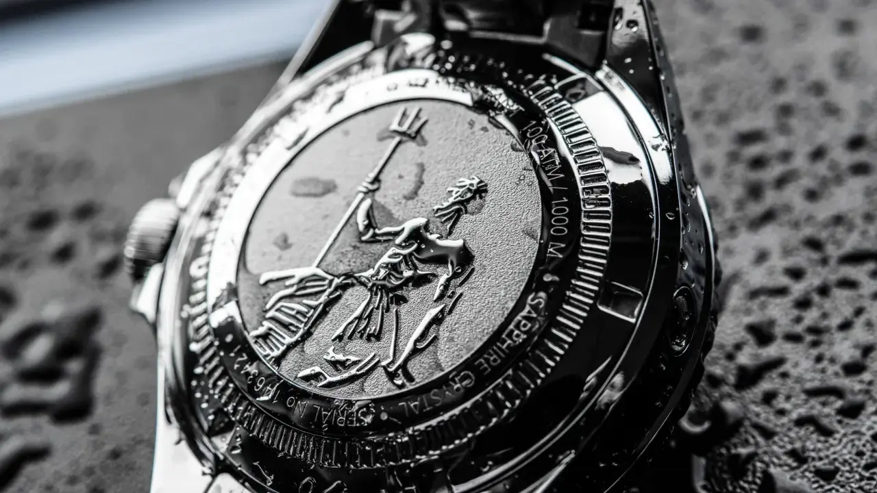 Tył zegarka z Neptunem i napisem "10 ATM / 1000 M". Wodoszczelność 5 atm co to znaczy? To odporność na zachlapania, nie do nurkowania.