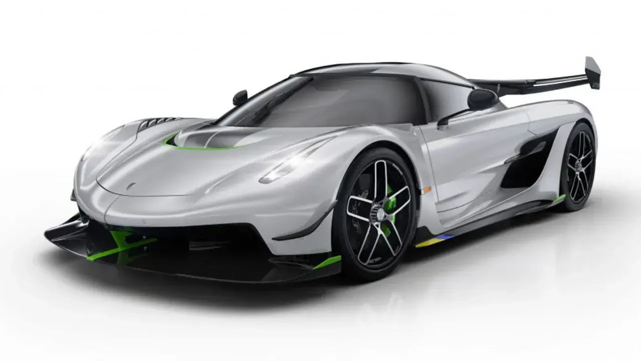 Silberner Koenigsegg Jesko mit grünen Akzenten. Sein V8-Biturbomotor ist ein Meisterwerk der Ingenieurskunst.