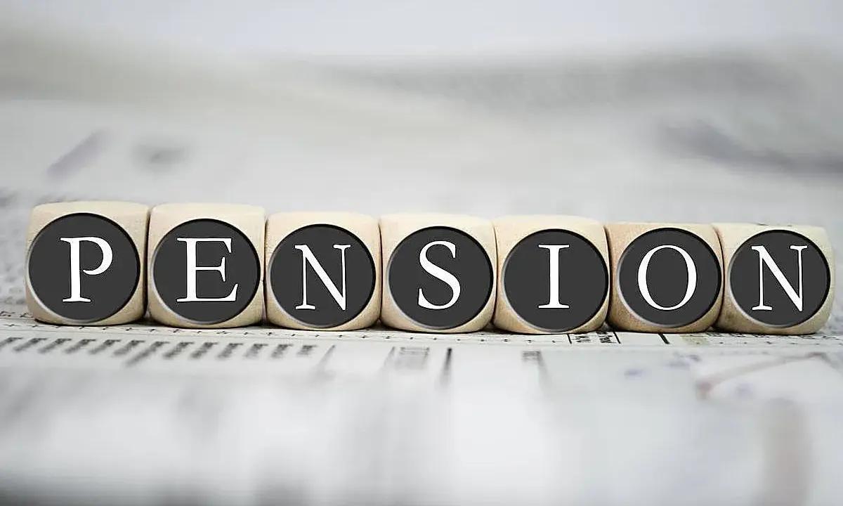 Cubos de madera con letras forman la palabra "PENSIÓN". Se puede embargar una pensión de 600 euros, un tema delicado.