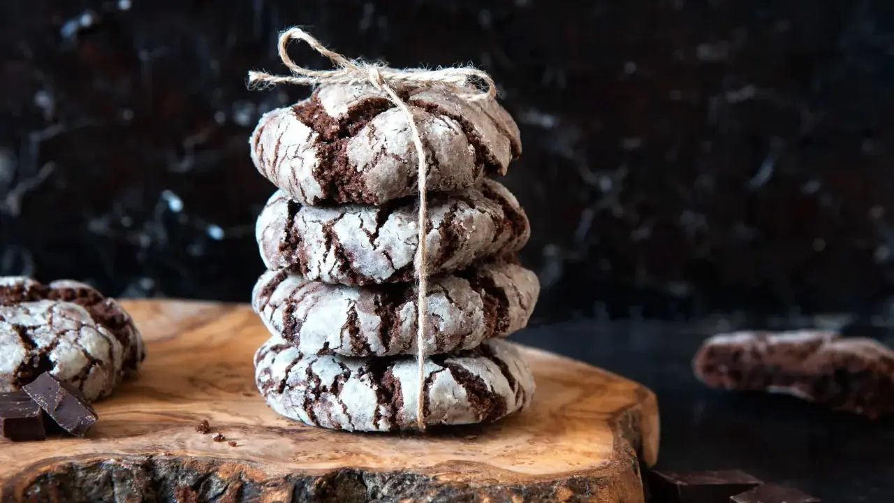 Pile de craquelins au chocolat, parfaits pour une recette facile. Ils sont liés par une ficelle et posés sur une planche en bois.
