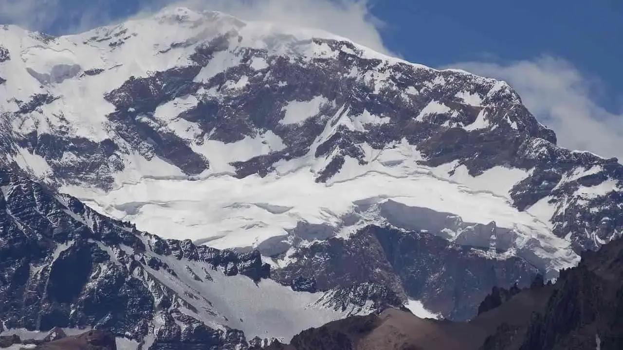 Aconcagua, najwyższy szczyt Andów, pokryty śniegiem i lodem, majestatycznie wznosi się ku błękitnemu niebu.