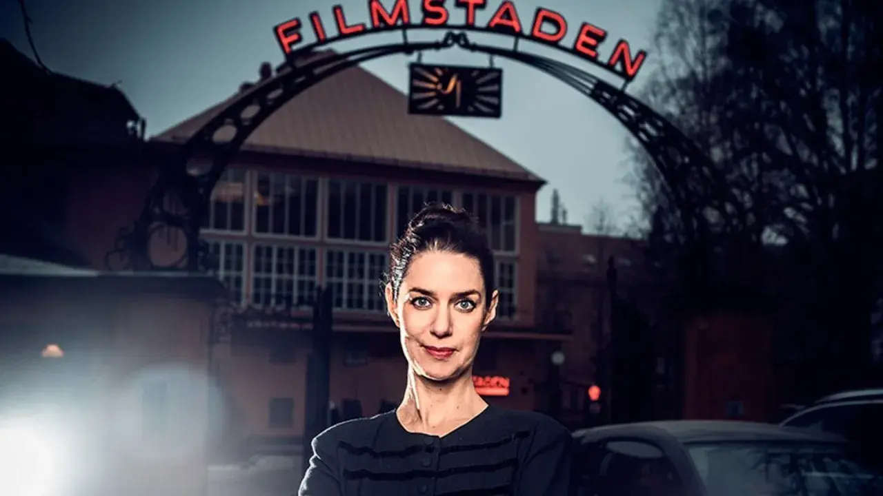 Kvinna framför Filmstaden Råsunda. En ikonisk plats för svensk filmhistoria.