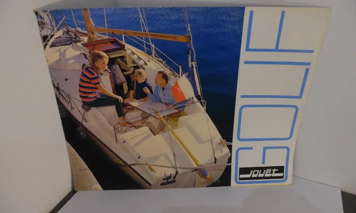 Une famille profite d'une journée ensoleillée à bord d'un voilier Golif. Le bateau est amarré, et ils semblent planifier leur prochaine aventure nautique.