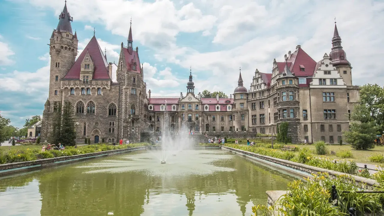 Zamek Moszna, gdzie jest, zachwyca architekturą i stawem z fontanną.
