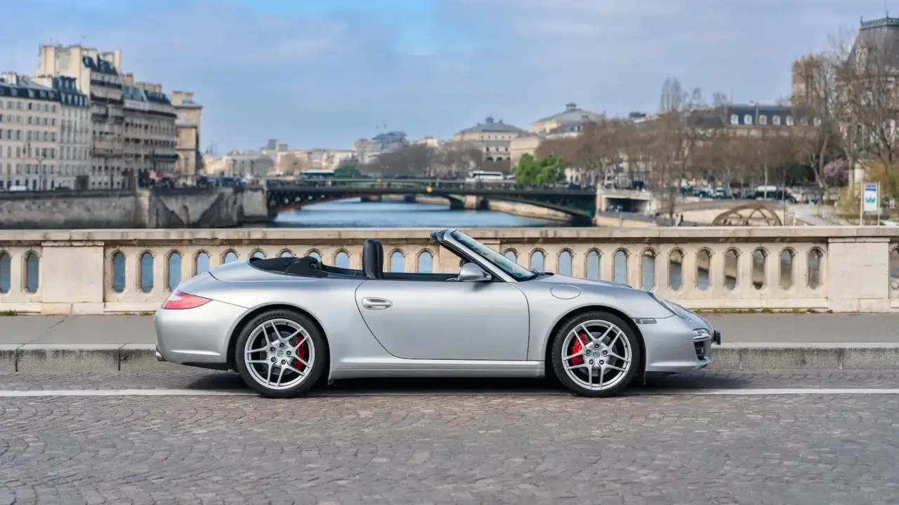 Silberner Porsche 911 Cabriolet in Paris. Die Porsche 911 Preisentwicklung ist stabil, ein Klassiker für die Ewigkeit.