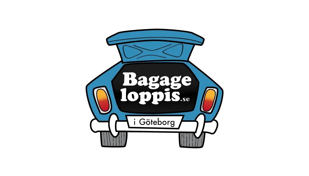 Blå bil med öppen baklucka där det står "Bagage loppis.se i Göteborg". En rolig logotyp för en loppis i Slottsskogen.