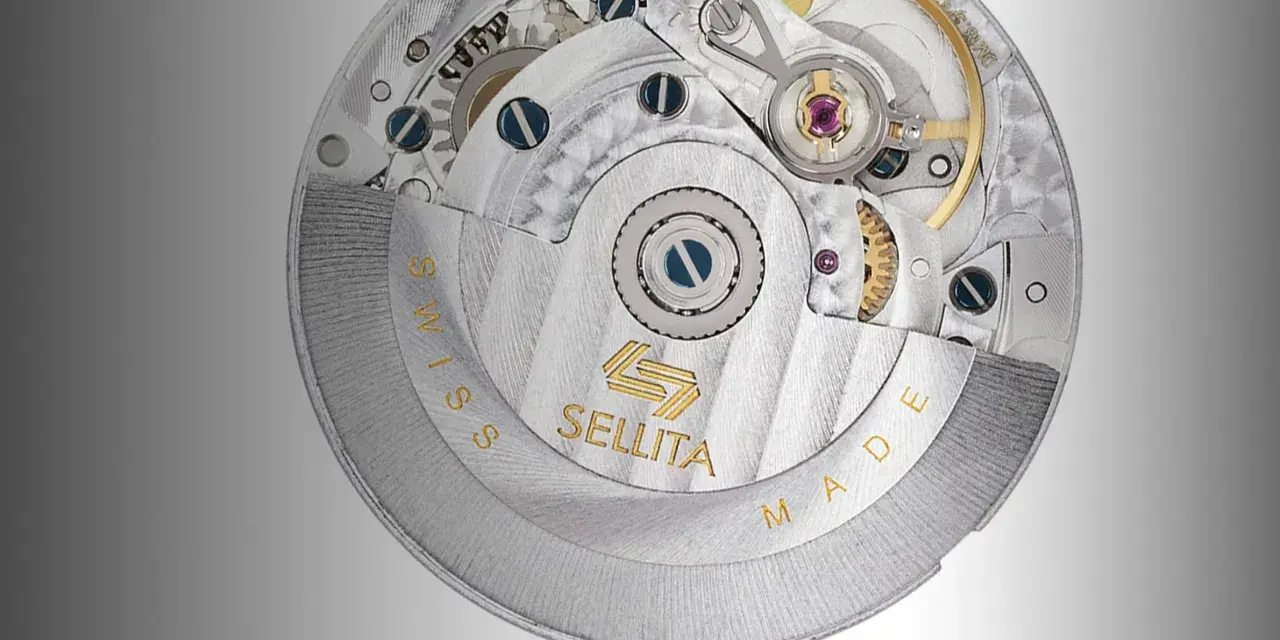 Dettaglio del movimento Sellita, con ingranaggi e finiture di precisione. La scritta "SWISS MADE" circonda il meccanismo.