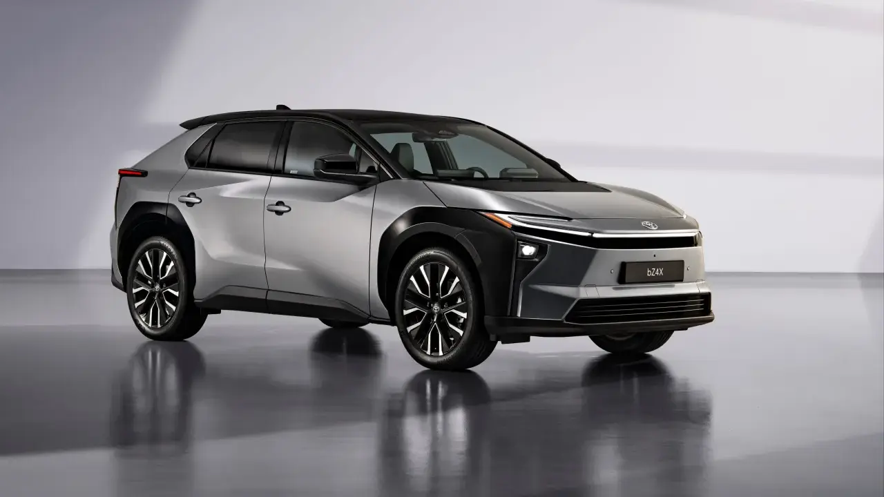 Un elegante SUV plateado con techo negro, uno de los coches eléctricos grandes más modernos.