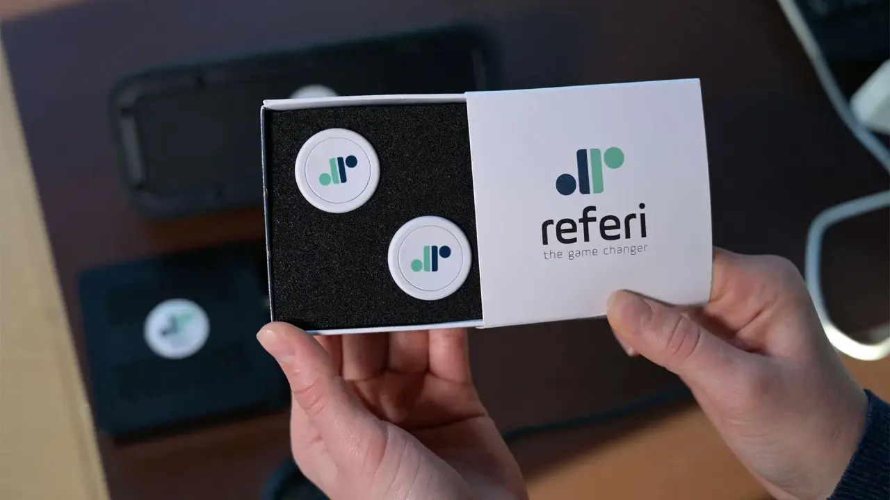 Scatola con due gettoni e logo "referi", un segnapunti online gratis per cambiare il gioco.