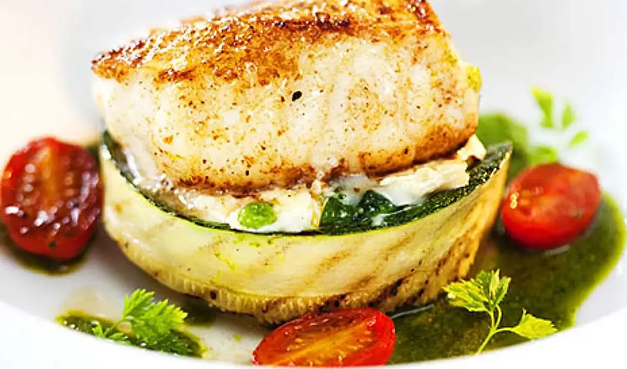 En läcker fiskrätt med grillad zucchini, körsbärstomater och en grön sås. Ett perfekt lubb recept för en fin middag.