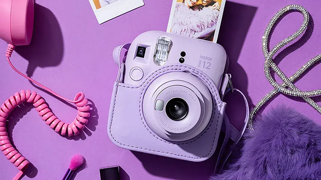 Aparat drukujący zdjęcia: Instax czy Polaroid? Wybierz idealny!