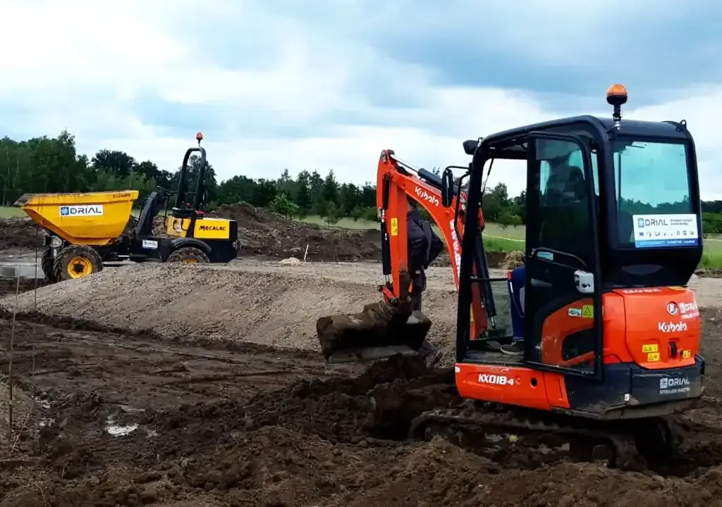Ile kosztuje minikoparka? Ceny, wynajem, leasing i ukryte koszty.