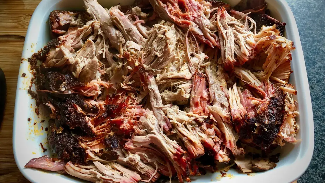 Zartes Pulled Pork, perfekt für Smoker Rezepte. Saftig und rauchig, bereit zum Genießen.