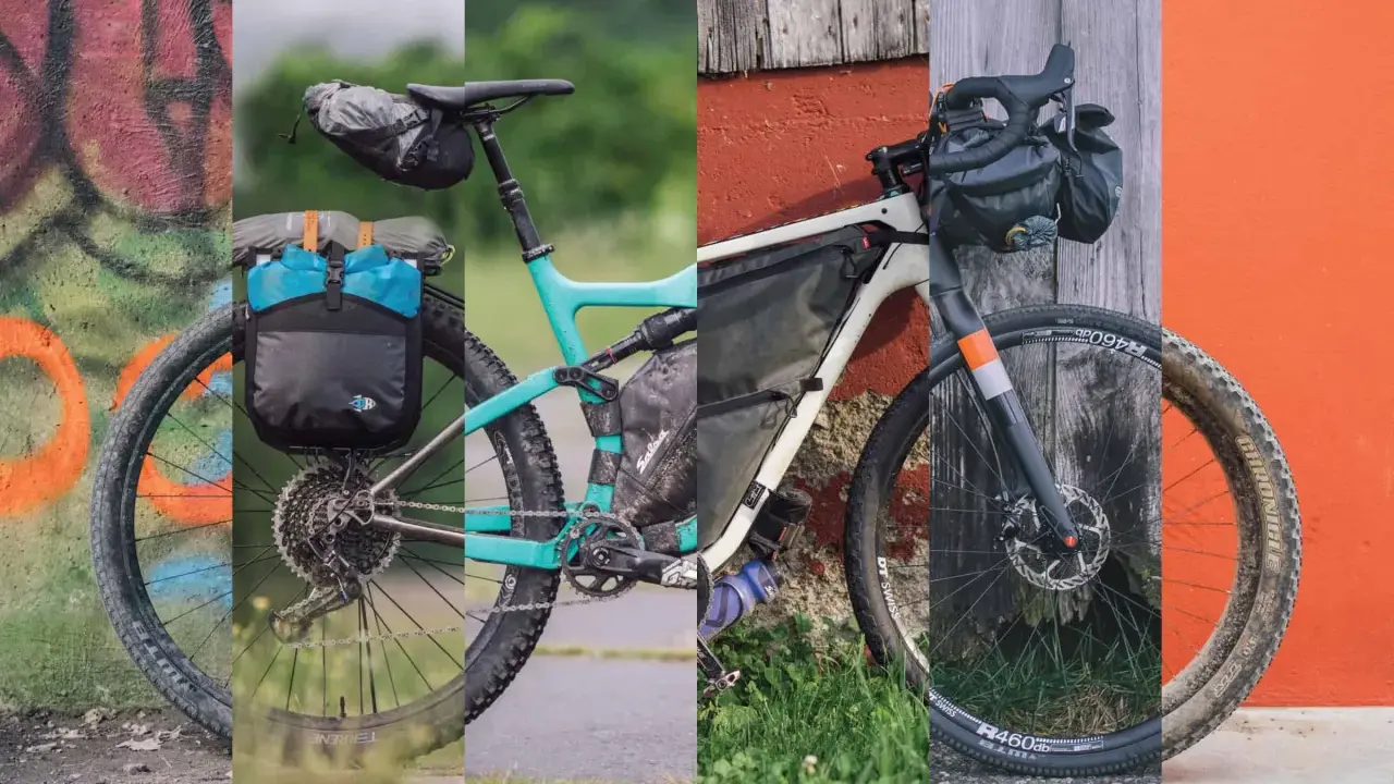 Dwa rowery gotowe do bike packingu, jeden z sakwami na bagażniku, drugi z torbą w ramie i na kierownicy, na tle kolorowych ścian.