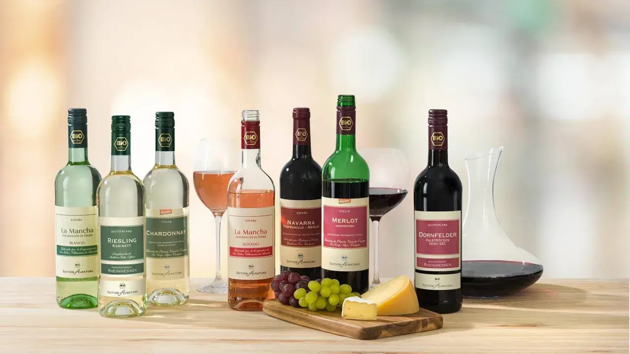 Eine Auswahl an Bio-Weinen aus Spanien, Deutschland und Italien. Entdecken Sie, aus welchem Land Wein kommt und genießen Sie die Vielfalt.
