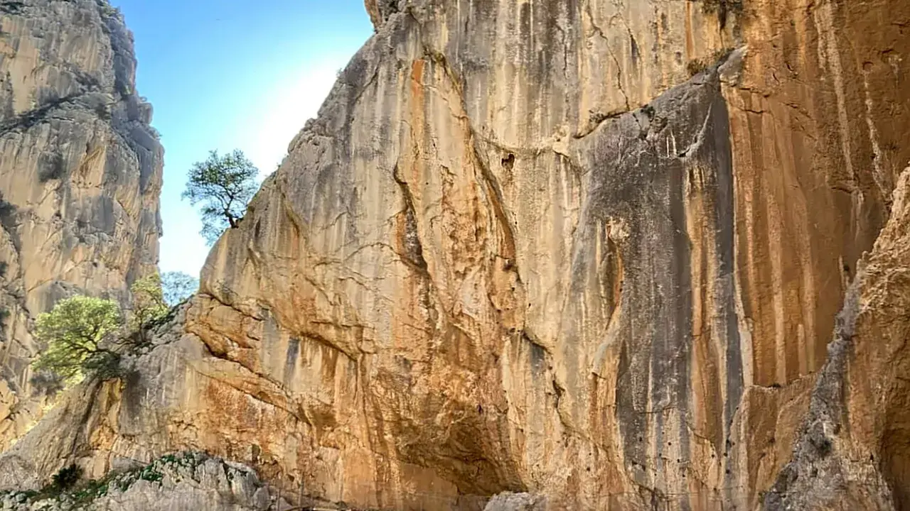 Der Weg "el Chorro" schlängelt sich an steilen Felswänden entlang, ein atemberaubender Anblick.