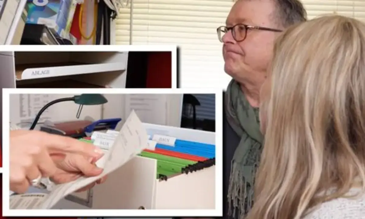 Mann und Frau sortieren Dokumente, um das Arbeitszimmer zu organisieren. Ordner und Ablagefächer sind sichtbar.