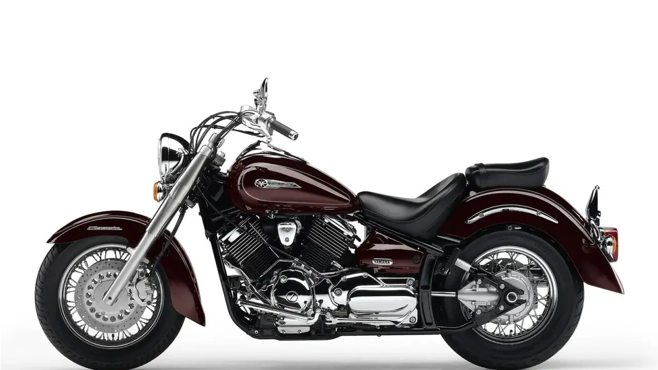 Ciemnobordowy motocykl Yamaha Drag Star 1100, klasyczny cruiser. Jego waga jest optymalna do komfortowej jazdy.