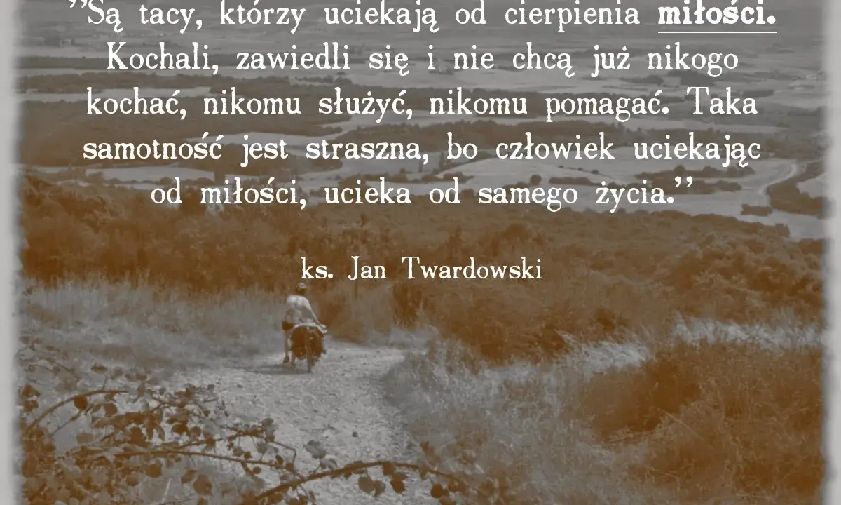 Złote myśli ks. Jana Twardowskiego o miłości i samotności. Cytat na tle krajobrazu z osobą na rowerze.