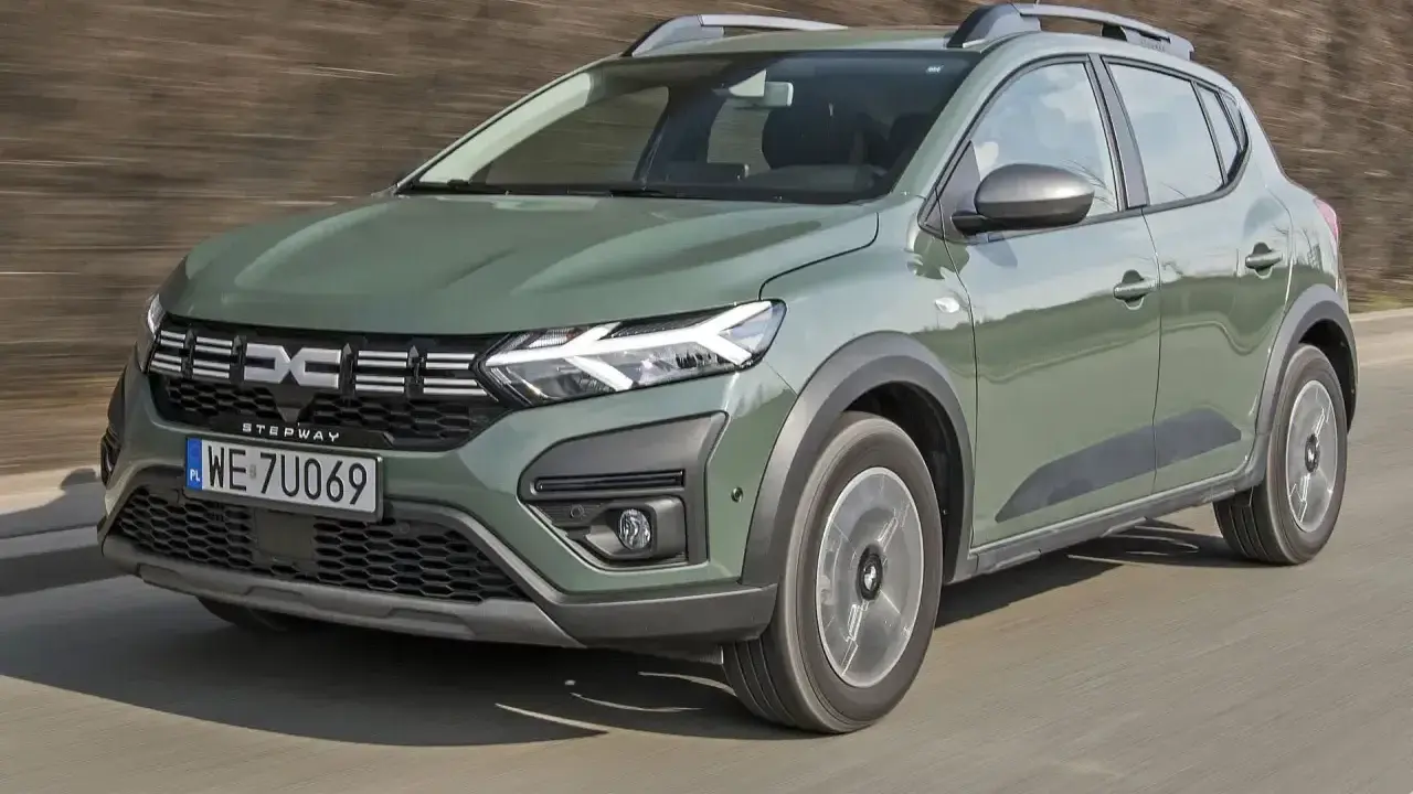Zielony Dacia Sandero Stepway w ruchu. Sprawdź aktualne dacia sandero - ceny i oferty.