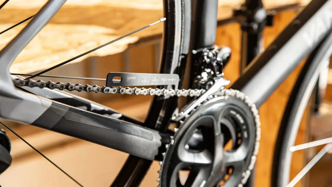 Narzędzie do sprawdzania naciągu łańcucha w rowerze z przerzutkami Shimano. Pokazuje, jak naciągnąć łańcuch.