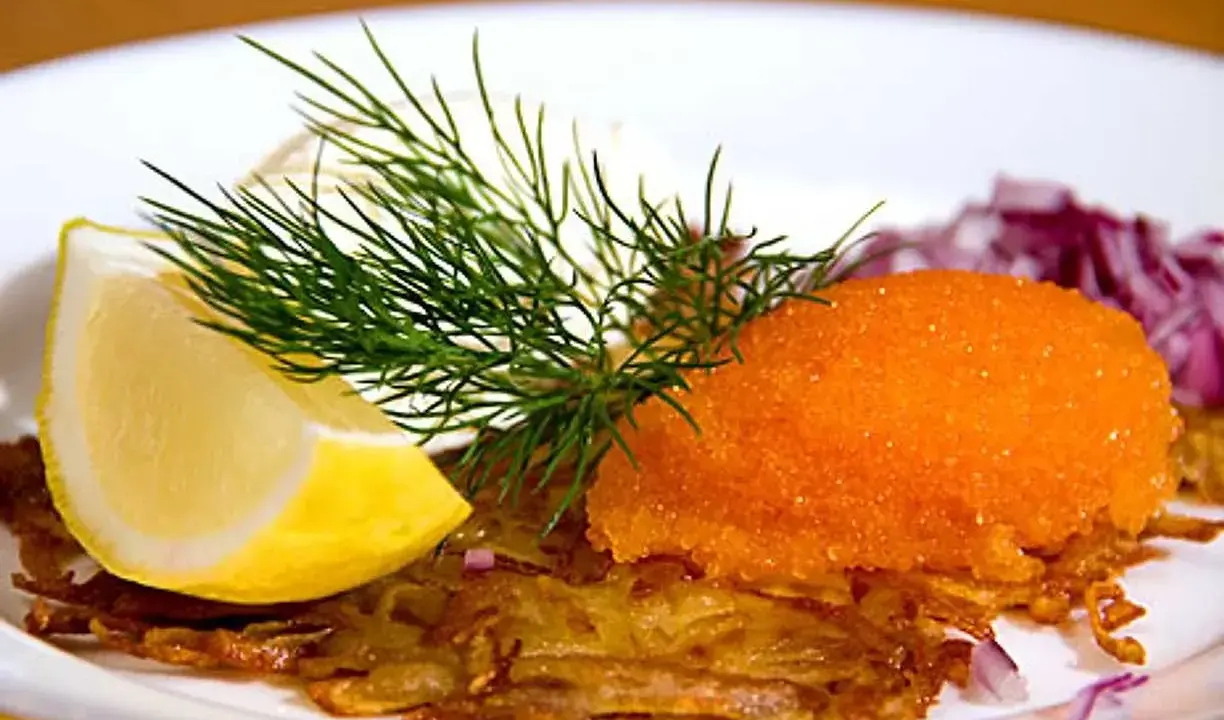 En läcker råraka med rom, dill, citron och rödlök. Ett klassiskt svenskt råraka recept.